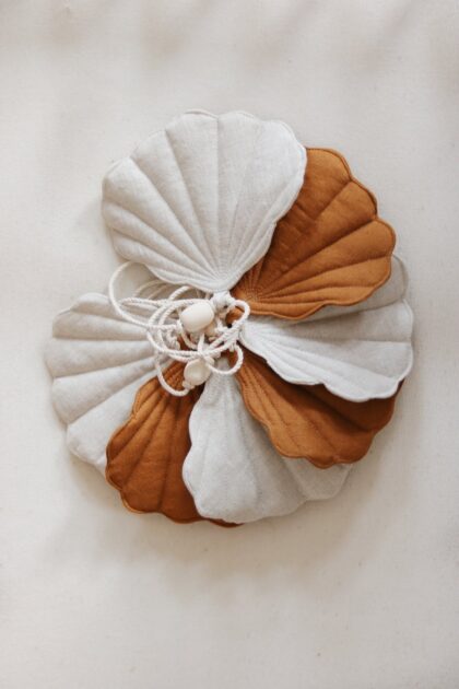“Caramel” Linen Garland with Shells - Moi Mili