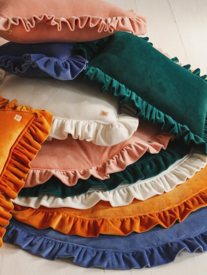 PILLOW WITH FRILLS