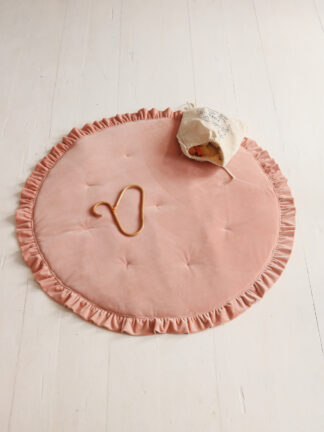 Round mat with frill