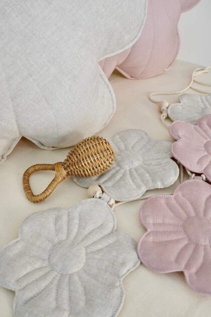 Linen bloom garland Sandy rose bouquet