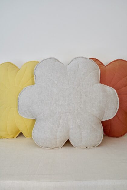 Linen bloom pillow Sandy lily