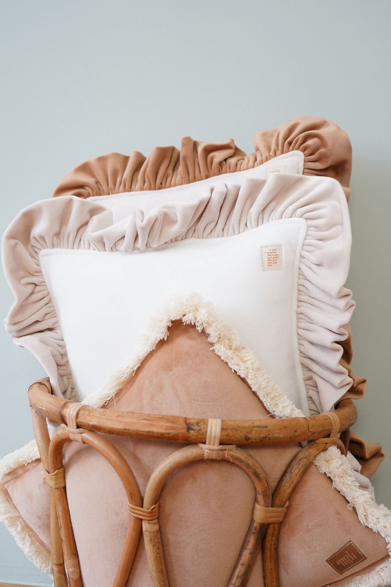 Decorative velvet pillow with frills "Caffé latte" - Image 8