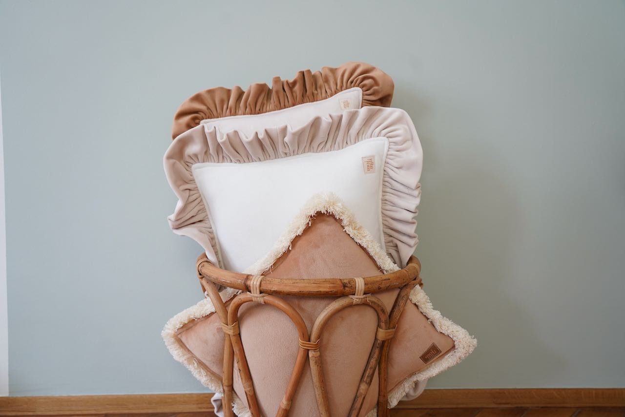 Decorative velvet pillow with frills "Caffé latte" - Image 9