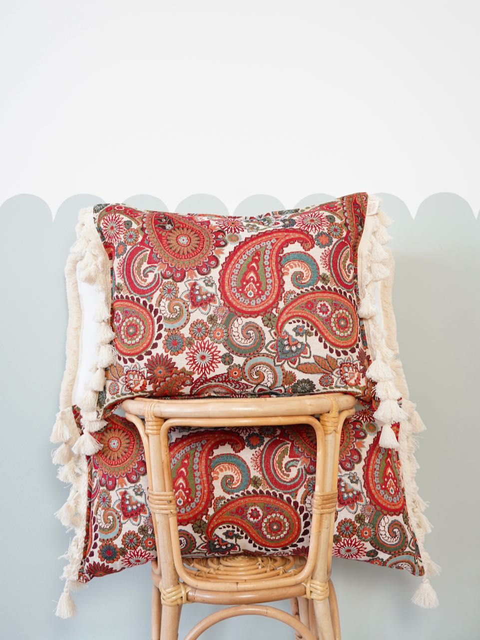 'Vintage paisley' decorative pillow with fringe - Image 3