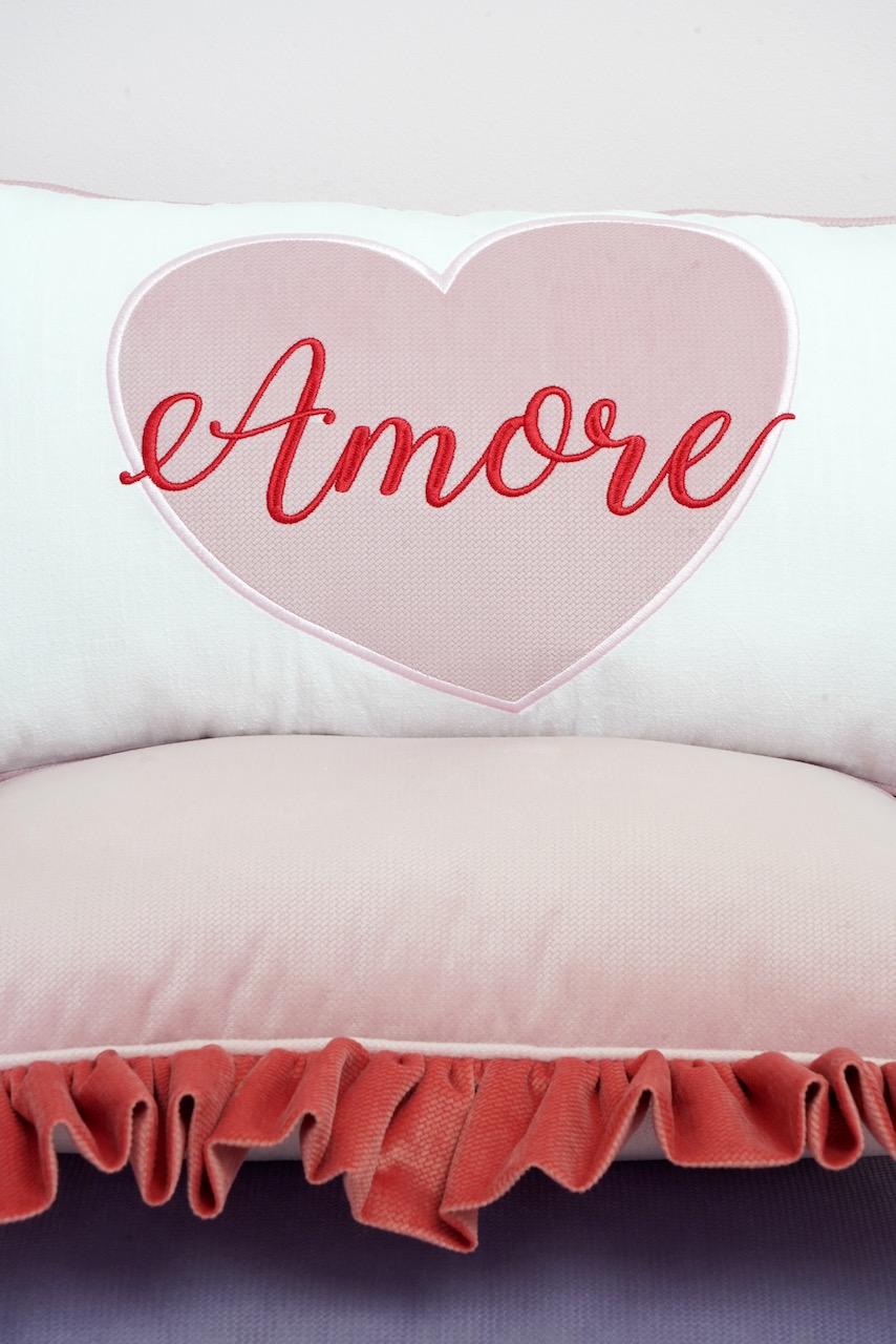 Decorative pillowcase with embroidered text "Red Amore" - Image 3