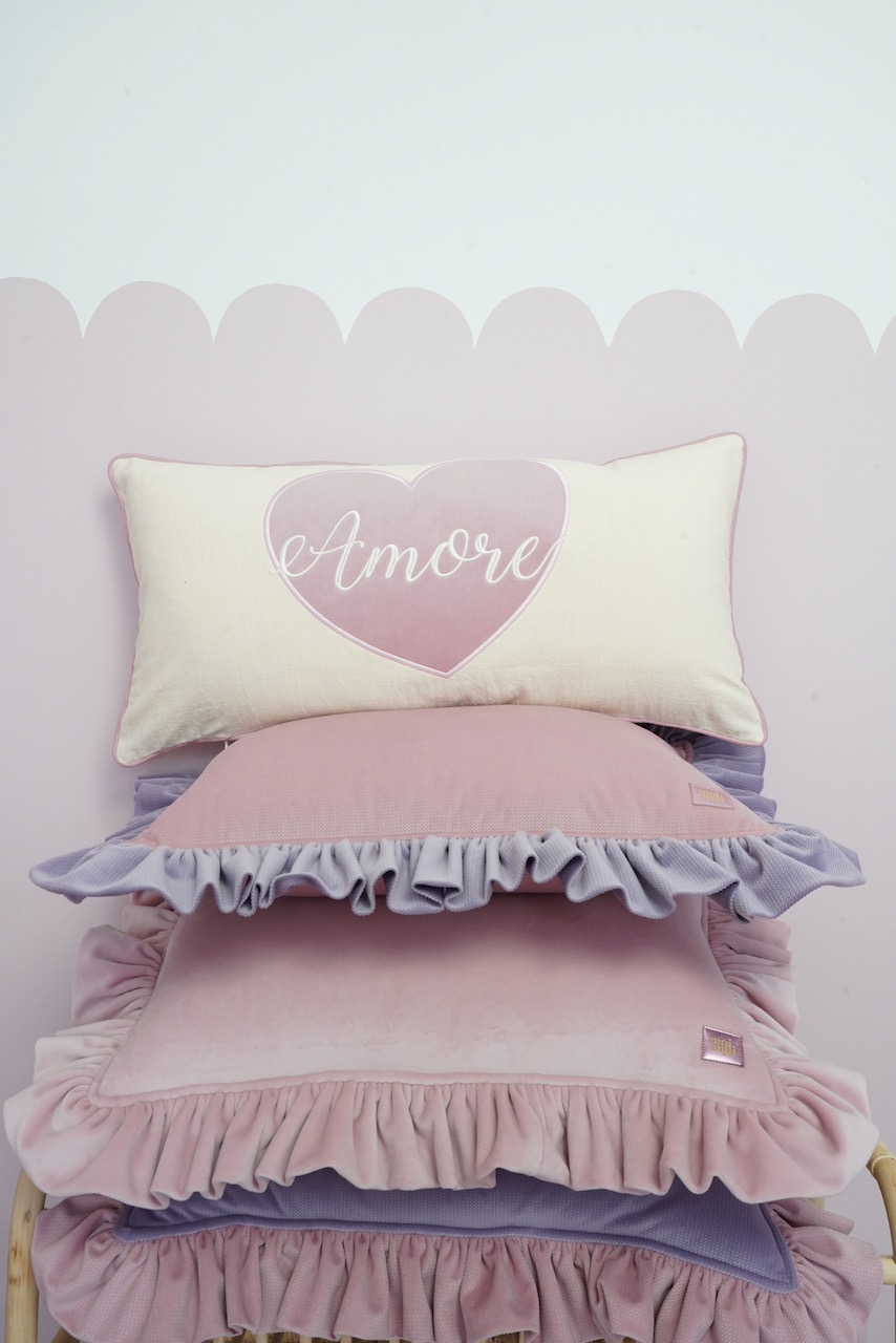 Decorative pillowcase with embroidered text "Violet Amore"