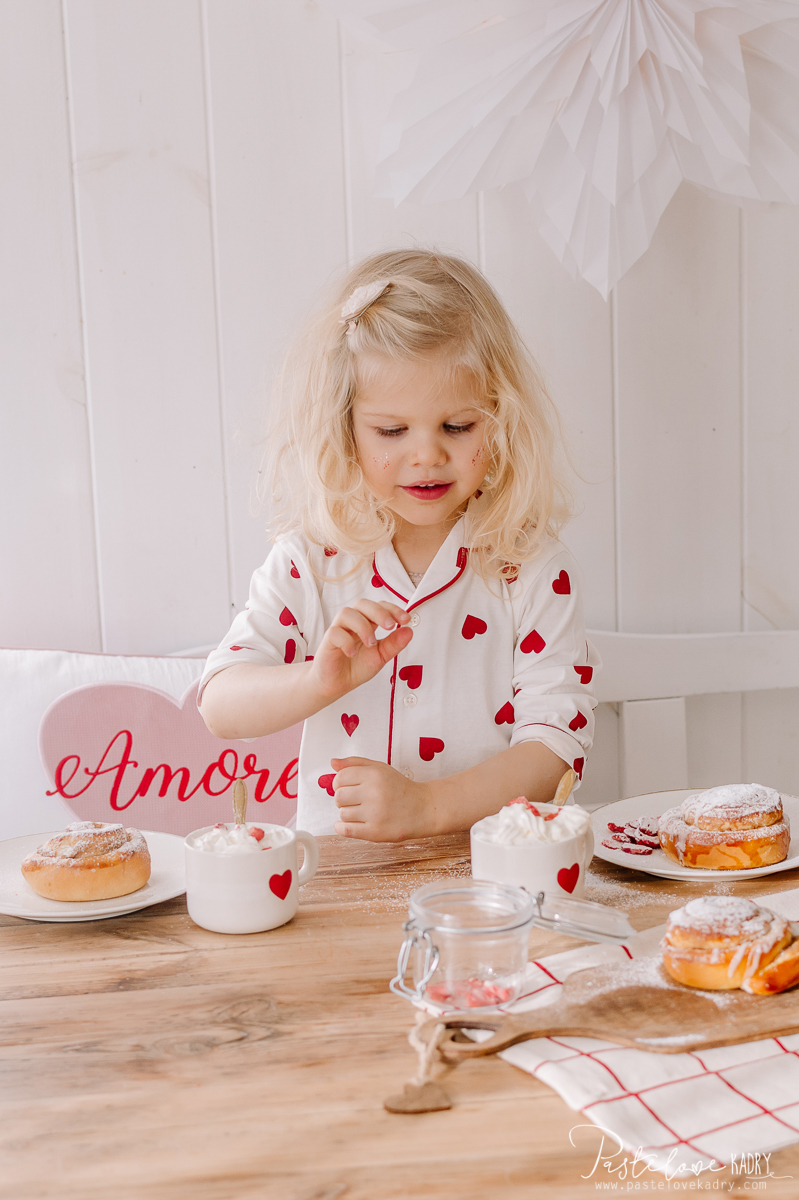 Decorative pillowcase with embroidered text "Red Amore" - Image 15