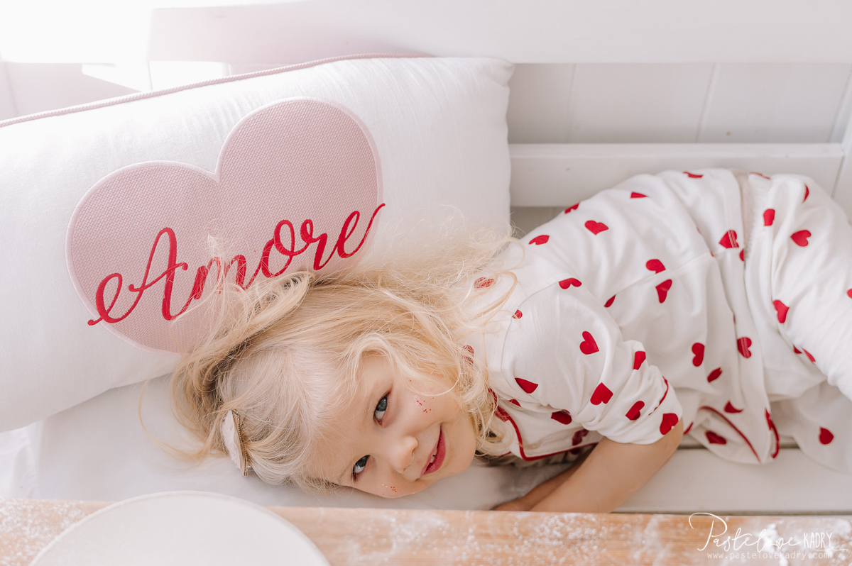 Decorative pillowcase with embroidered text "Red Amore" - Image 17