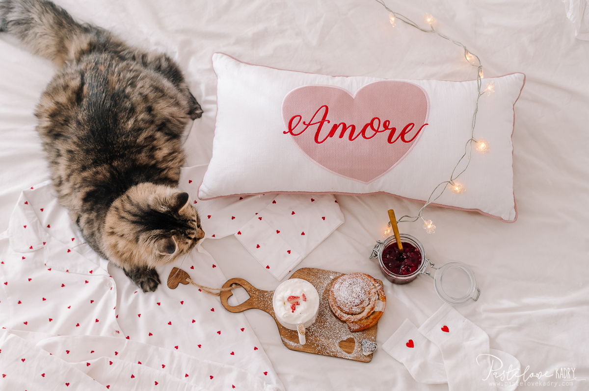 Decorative pillowcase with embroidered text "Red Amore" - Image 9
