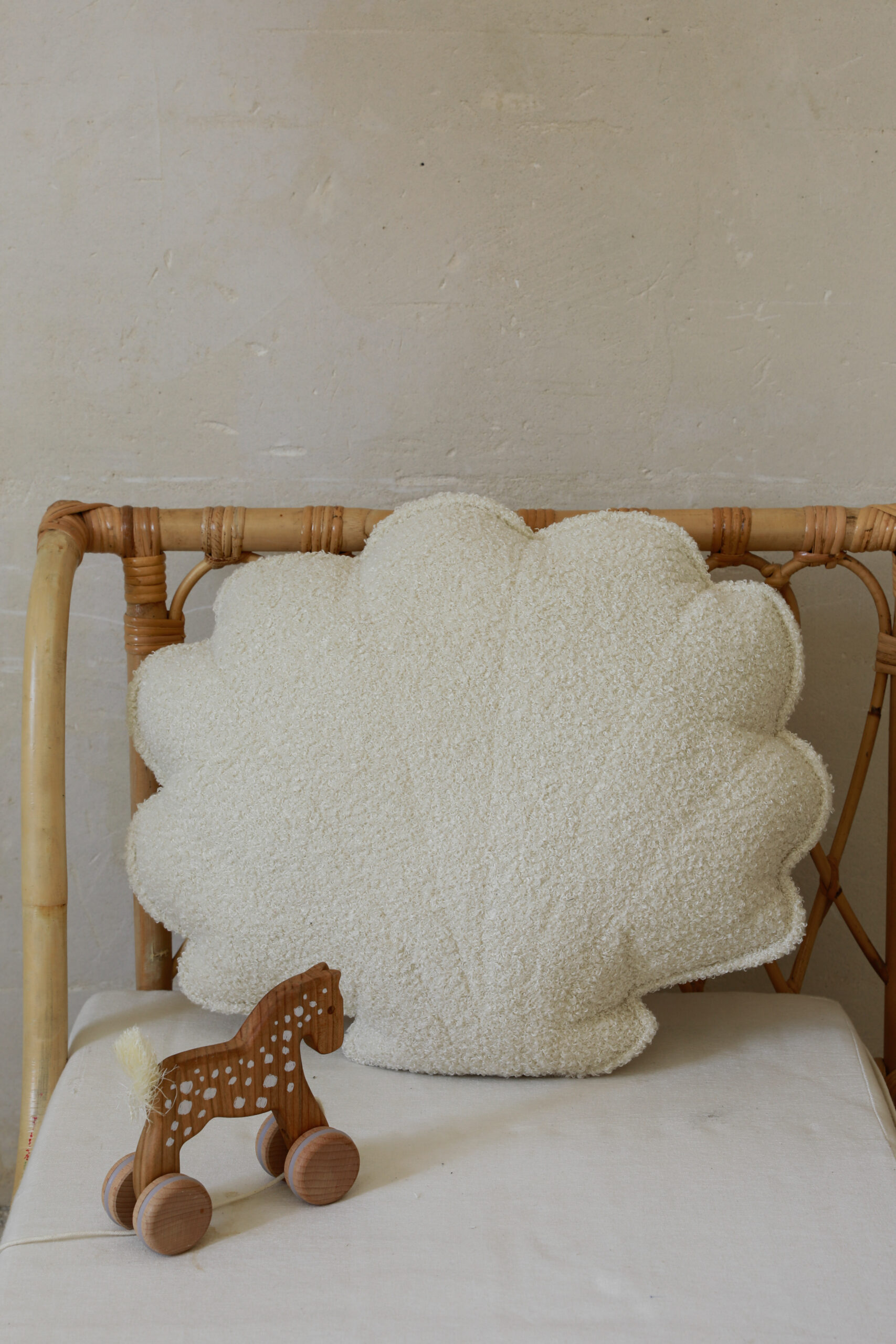 “White teddy” Boucle Shell Pillow - white 5906508783085