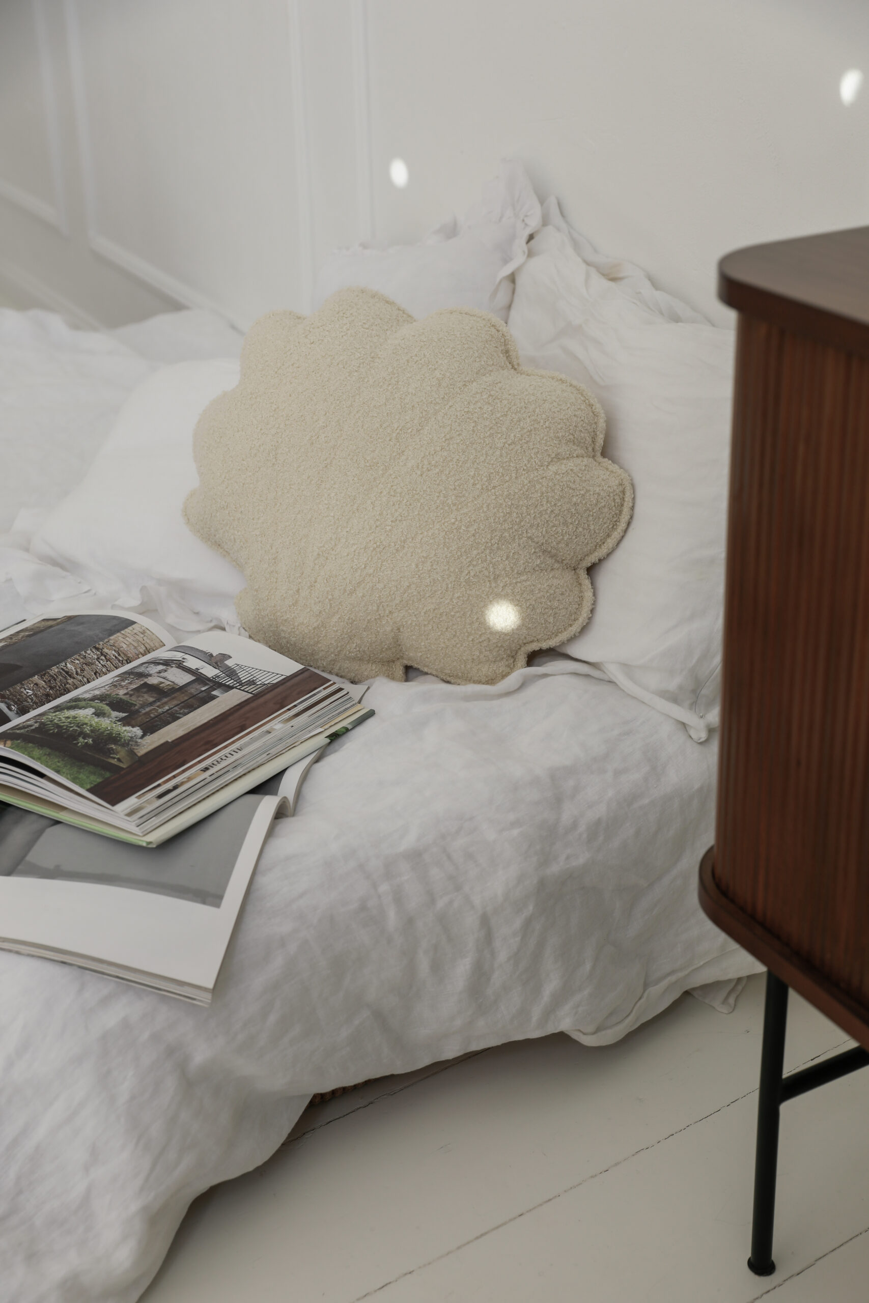 “White teddy” Boucle Shell Pillow - white 5906508783085 - Image 3