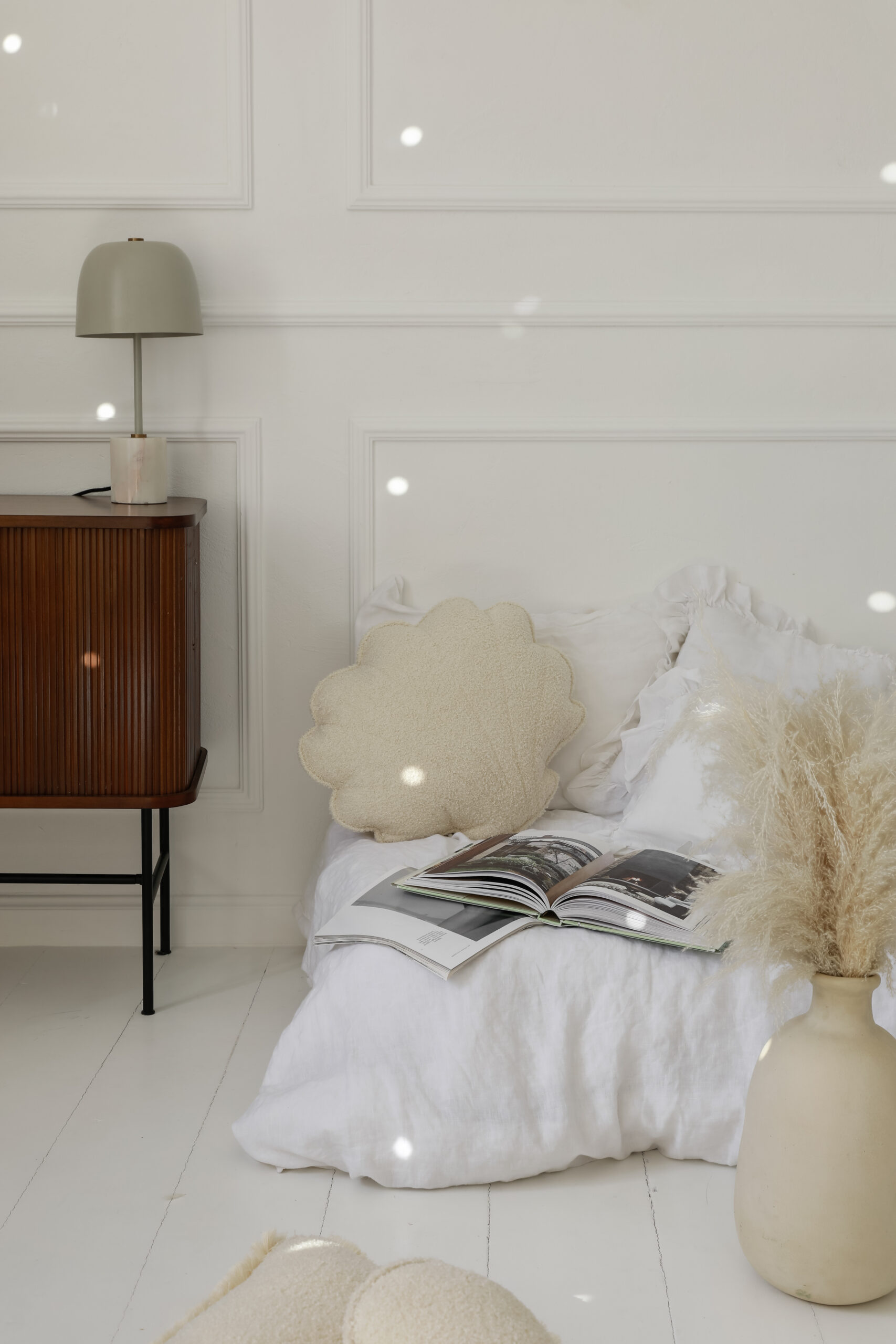 “White teddy” Boucle Shell Pillow - white 5906508783085 - Image 4