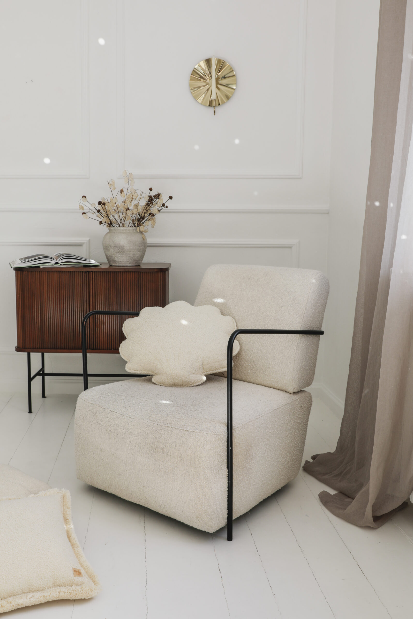 “White teddy” Boucle Shell Pillow - white 5906508783085 - Image 2